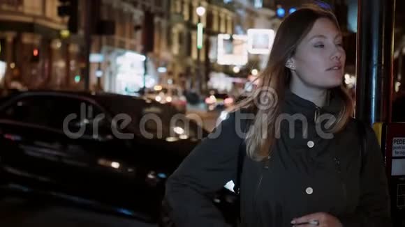年轻女子在伦敦的大街上抽烟视频的预览图