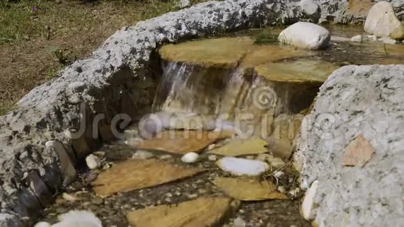 公园里的装饰一个小瀑布水从岩石上掉下来视频的预览图