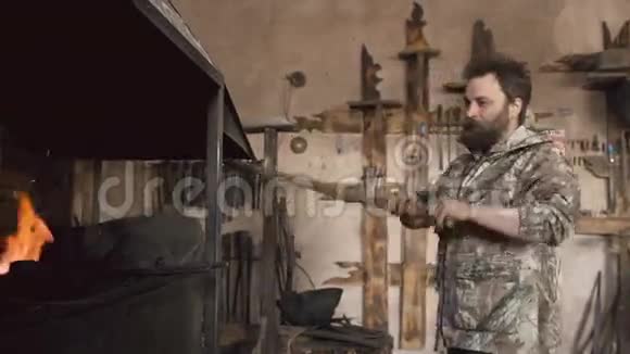 在室内的历史铁匠铺烧着原始的锻造壁炉视频的预览图