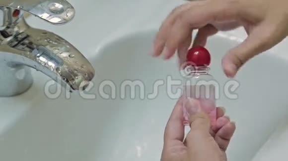 在女人手上挤洗发水视频的预览图