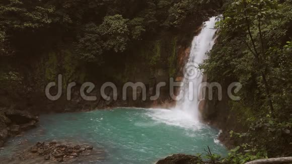 哥斯达黎加塞莱斯特河瀑布和池塘特诺里奥火山视频的预览图