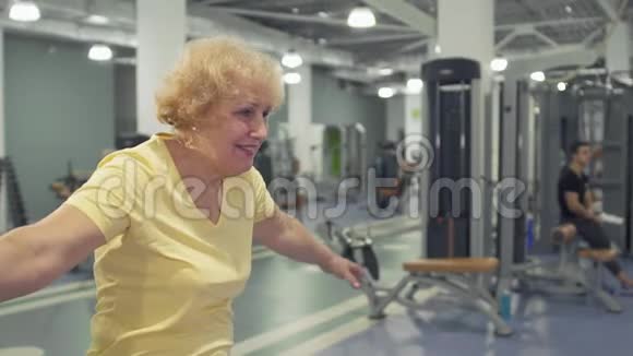 在健身房训练的相当高的女人视频的预览图