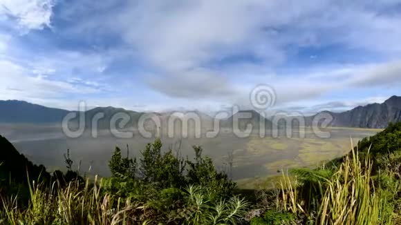 印尼早晨美丽的布罗莫山和沙尘暴景观视频的预览图