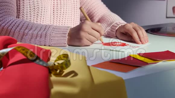 手设计师画一幅连衣裙的草图在布桌上用于裁剪关门视频的预览图