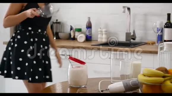 一个年轻的女人拿着玻璃碗做煎饼视频的预览图