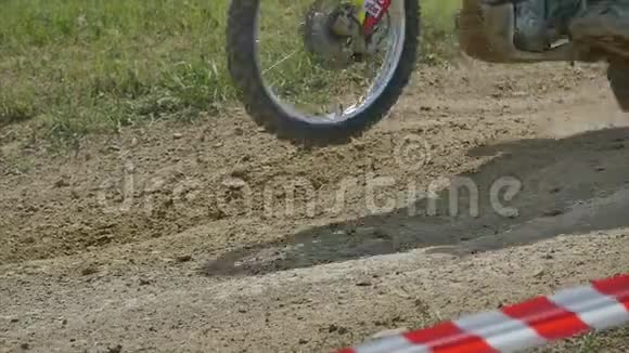 在泥土中特写摩托车越野车慢动作视频的预览图