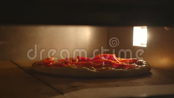 一段在烤箱里烤的意大利香肠披萨的延时录像视频的预览图