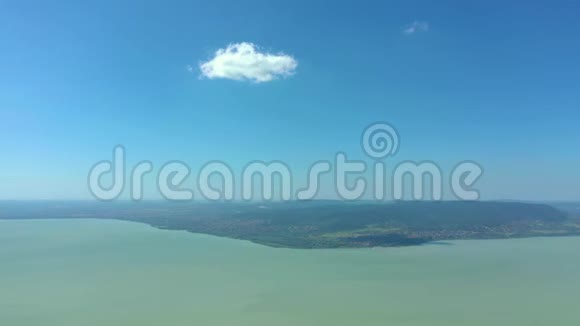 匈牙利巴拉顿湖空中无人机拍摄匈牙利巴拉顿湖在夏季阳光明媚的天气视频的预览图