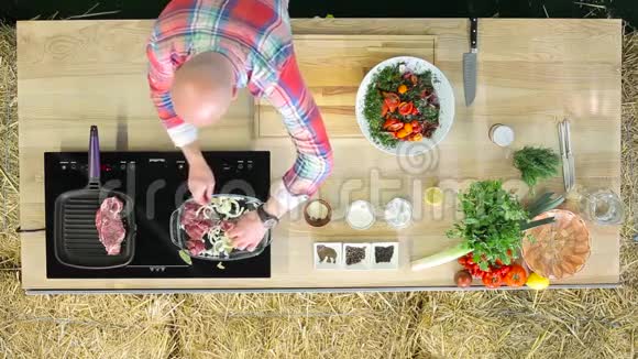 男人在天然厨房里煮肉视频的预览图