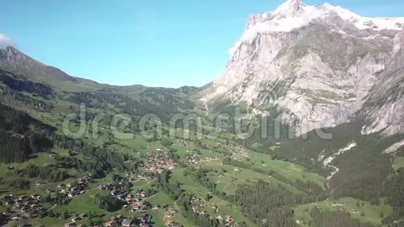 瑞士阿尔卑斯山的空中景色在格林德沃德瑞士山区阳光明媚视频的预览图