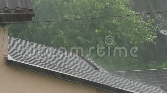 屋顶雨水掉落视频的预览图