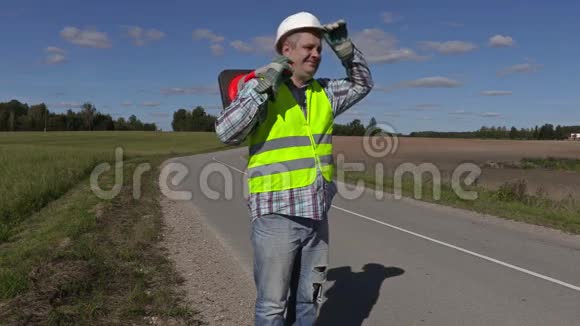 道路施工工人肩上有交通锥手势视频的预览图