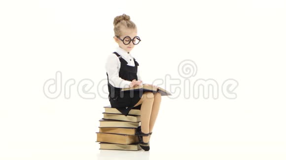 戴眼镜的小女孩读白工作室的大书视频的预览图