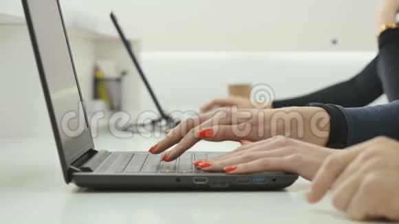 女性手在笔记本电脑上打字男性手在屏幕上显示一些东西视频的预览图