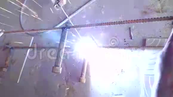 男子焊接金属棒视频的预览图