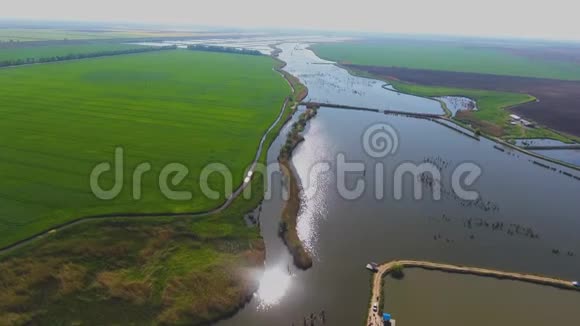 空中摄影湖之间的道路鱼塘夏日的早晨伊万诺夫斯卡娅克拉斯诺达尔俄罗斯视频的预览图