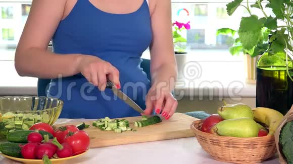 怀孕少女用黄瓜蔬菜做沙拉视频的预览图