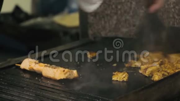 厨师在烤架上煮肉和鱼视频的预览图