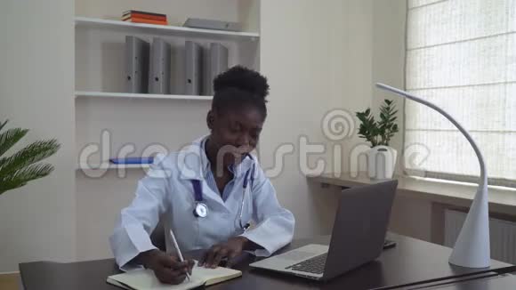 在工作的非洲医生视频的预览图