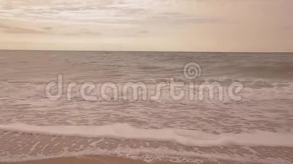 海滨天气平静在空海滩的特写镜头上视频的预览图
