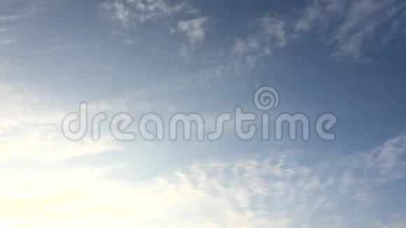 黑天上孤立的白云黑色背景上的一组孤立的云设计元素白色孤立的云切题e视频的预览图