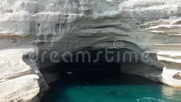 地中海海岸的洞穴视频的预览图