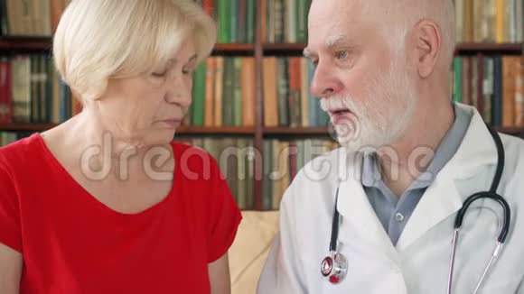男性在职专业医生高级医生在家咨询病人关于新药视频的预览图