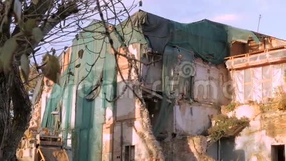 旧的废弃建筑视频的预览图