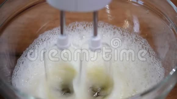 加糖的同时拌甜奶油用电动搅拌器在碗中混合白蛋霜视频的预览图