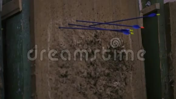 向飞镖板飞来的箭在灰色背景下击中目标视频的预览图