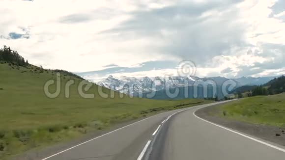 汽车在山里的路上行驶视频的预览图