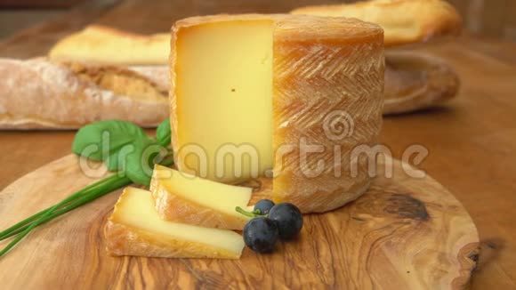 奶酪头和切出的一块视频的预览图