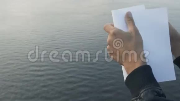 人在桥上做纸船延时特写视频的预览图