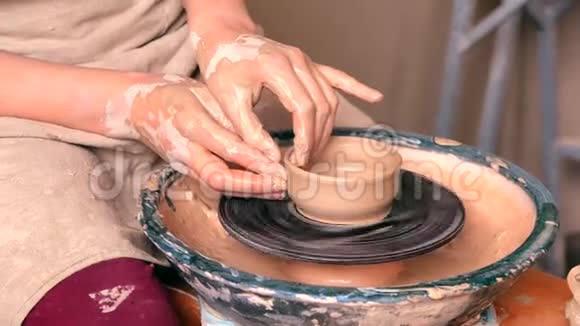 女女孩用她的手称为壁壶她用粘土雕刻成圆圈视频的预览图