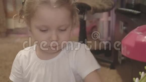 在游戏室玩玩具的小女孩视频的预览图