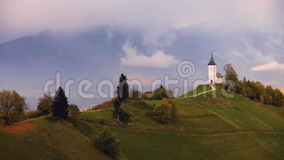 斯洛文尼亚Jamnik的空中无人机景观彩虹阿尔卑斯山和圣普罗兹教堂视频的预览图