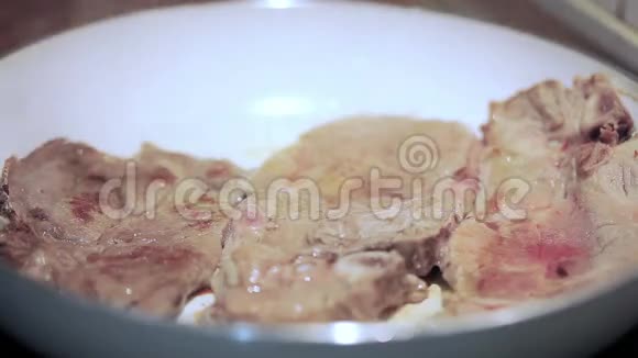 煎锅上的猪肉视频的预览图
