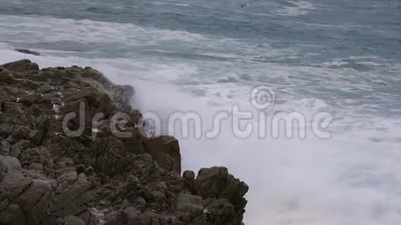 在科斯塔布拉瓦的春天西班牙海岸的巨浪视频的预览图