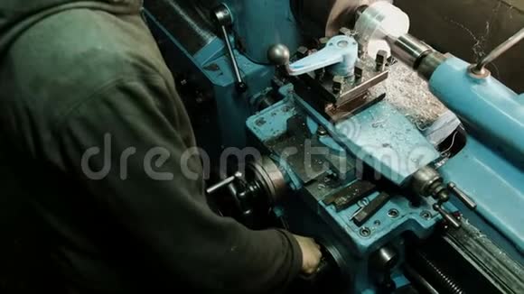 特纳正在金属建筑厂的一台车床上工作金属工业视频的预览图