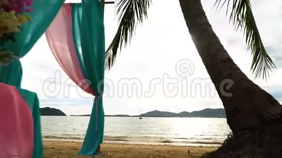 美丽的婚礼装饰和拱门在海滩上的棕榈树视频的预览图