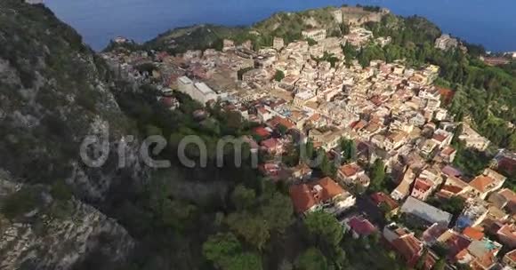 意大利老房子村旁的风景视频的预览图