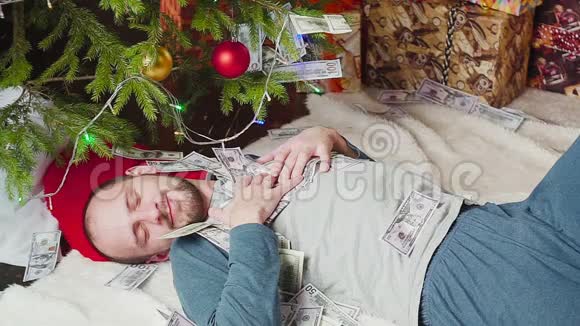 一个在圣诞夜有很多钱的男人视频的预览图
