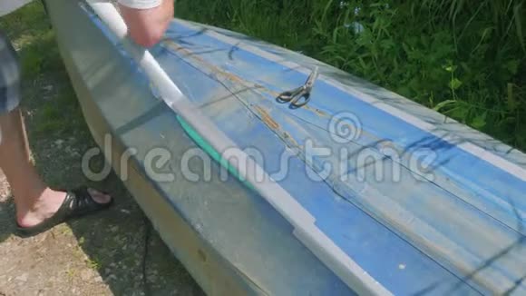 重划独木舟的过程独木舟底部有人带洞视频的预览图