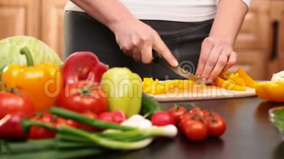 女人用手切黄椒片做沙拉视频的预览图