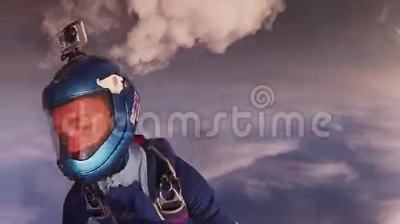 两个职业跳伞运动员穿着制服自由降落在天空中手举起来速度视频的预览图