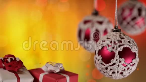 圣诞礼物和黄包在模糊的灯光背景下视频的预览图