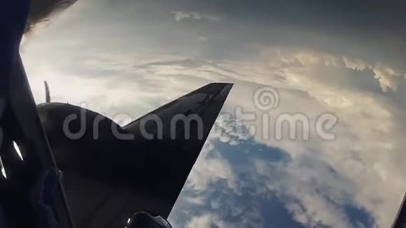 跳伞者戴着头盔从飞机上跳下来打开降落伞在天空中身高速度视频的预览图