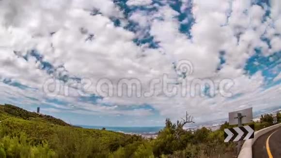 以色列海法卡梅尔山上空乌云密布的时间流逝视频的预览图