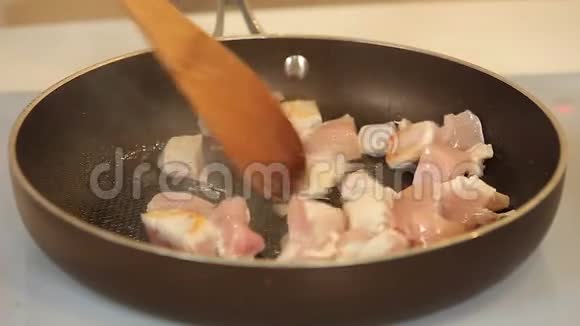 在煎锅上用菠菜炖鸡片视频的预览图
