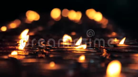 中国佛教寺庙中燃着蜡烛的近景慢镜头视频的预览图
